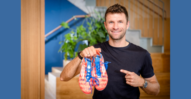Dieses limitierte Paar Fußballschuhe trug Thomas Müller im September 2024 bei seinem 710. Spiel für den FC Bayern. Dieses limitierte Paar Fußballschuhe trug Thomas Müller im September 2024 bei seinem 710. Spiel für den FC Bayern.