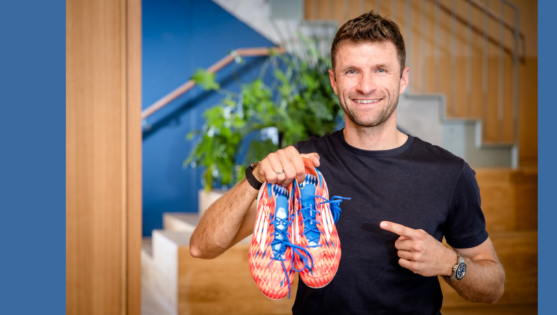 Dieses limitierte Paar Fußballschuhe trug Thomas Müller im September 2024 bei seinem 710. Spiel für den FC Bayern. Dieses limitierte Paar Fußballschuhe trug Thomas Müller im September 2024 bei seinem 710. Spiel für den FC Bayern.