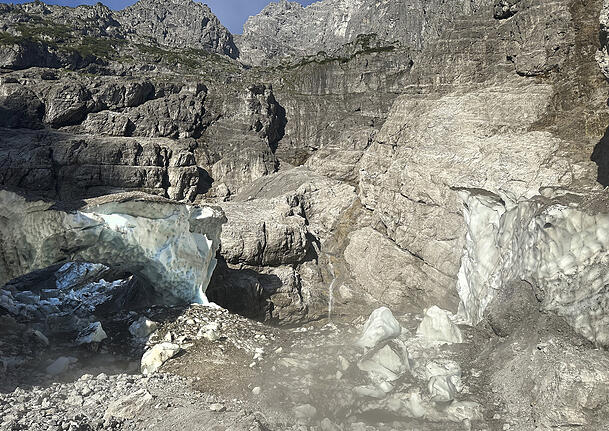 Nur noch Eisbrocken und Geröll: die eingestürzte Eiskapelle unterhalb der Watzmann-Ostwand. Nur noch Eisbrocken und Geröll: die eingestürzte Eiskapelle unterhalb der Watzmann-Ostwand.