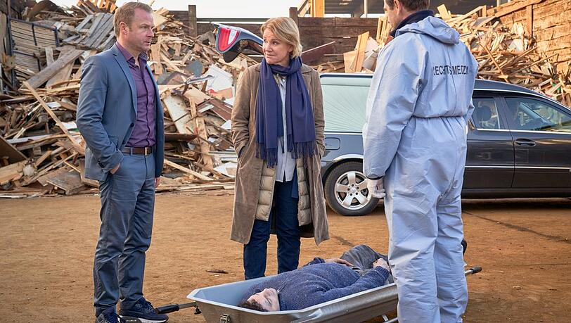 "Marie Brand und der entsorgte Mann": Marie Brand (Mariele Millowitsch) und Jürgen Simmel (Hinnerk Schönemann) ermitteln auf dem Recyclinghof.