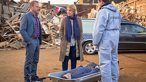 "Marie Brand und der entsorgte Mann": Marie Brand (Mariele Millowitsch) und Jürgen Simmel (Hinnerk Schönemann) ermitteln auf dem Recyclinghof.