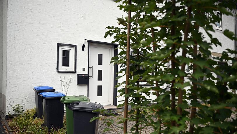 Das Haus, in dem es zu den entsetzlichen Taten gekommen sein soll, liegt in einer ruhigen Reihenhaussiedlung im Grünen. Das Haus, in dem es zu den entsetzlichen Taten gekommen sein soll, liegt in einer ruhigen Reihenhaussiedlung im Grünen.