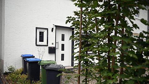 Das Haus, in dem es zu den entsetzlichen Taten gekommen sein soll, liegt in einer ruhigen Reihenhaussiedlung im Gr&uuml;nen.