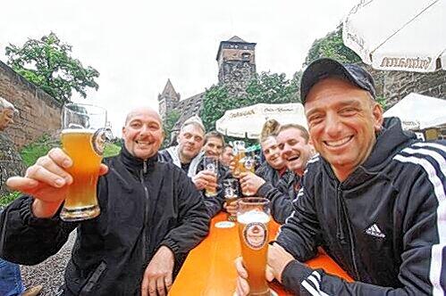 Die Ziegelsteiner Kirchweihburschen trotzen dem Regen im Burggraben.