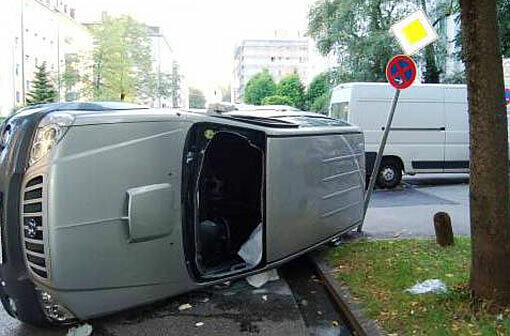 Der Hyundai: Seitenlage nach dem Unfall in der Arcisstraße.