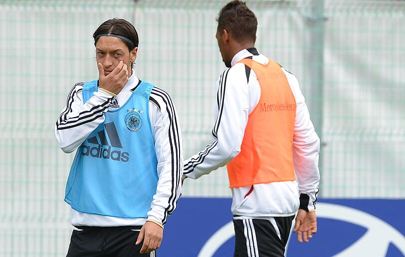 Konzentration in Danzig: Beim Training der Nationalelf zwei Tage vor dem EM-Auftaktspiel stehen mit Lahm und Khedira wieder alle 23 Spieler auf dem Platz.