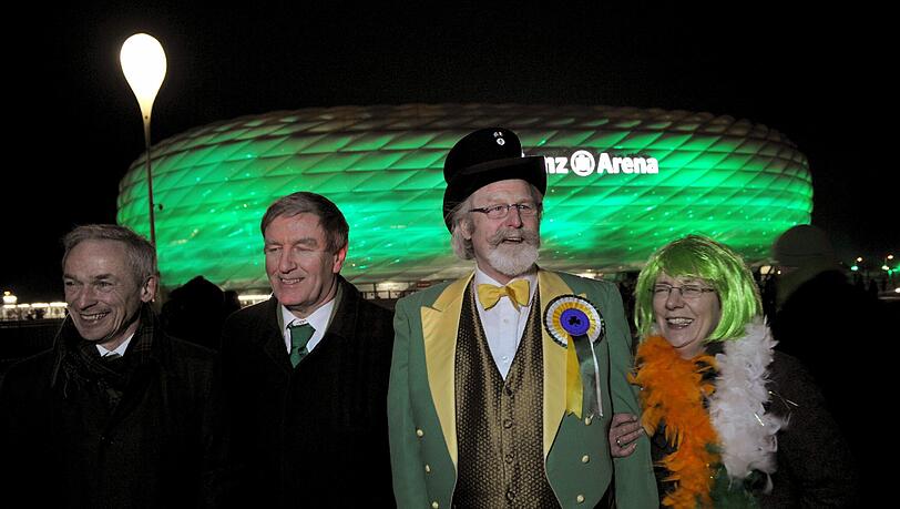 Der irische Wirtschaftsminister Richard Bruton (v-l), der irische Botschafter Daniel Mulhall und zwei unbekannte Personen vom irischen Freundschaftsverein stehen vor der Allianz Arena, die am irischen Nationalfeiertag St. Patrick`s Day am 17.03.2013 in München grün erstrahlt Der irische Wirtschaftsminister Richard Bruton (v-l), der irische Botschafter Daniel Mulhall und zwei unbekannte Personen vom irischen Freundschaftsverein stehen vor der Allianz Arena, die am irischen Nationalfeiertag St. Patrick`s Day am 17.03.2013 in München grün erstrahlt