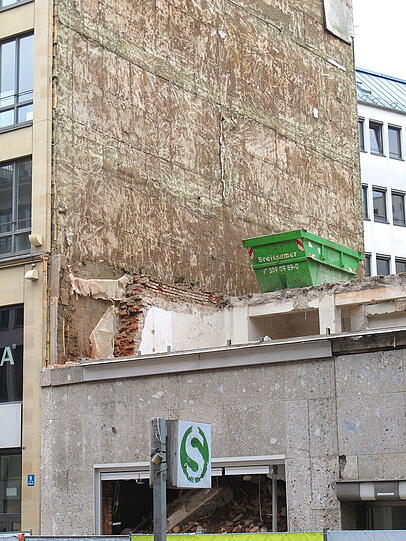 Das Haus Kaufingerstraße 11 wird derzeit komplett abgerissen. Ende 2014 soll der Neubau fertig sein.
