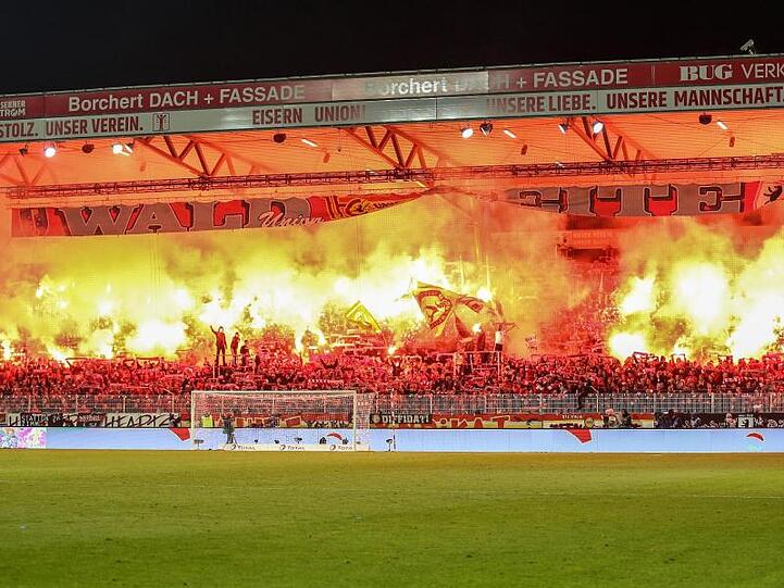 Die Union-Fans standen dem Feuerwerk der Hertha-Anhänger in Nichts nach.
