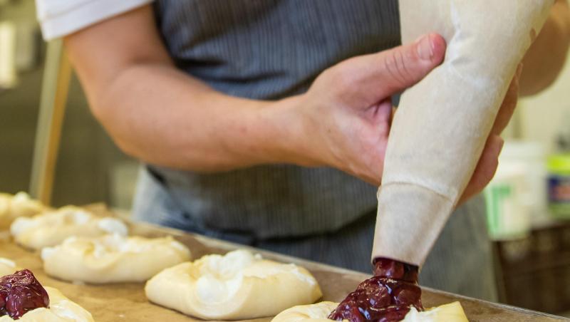 Nach Angaben des Zentralverbandes des Deutschen Handwerks (ZDH) gab es im vergangenen Jahr 3184 Konditoreien in Deutschland. Zehn Jahre zuvor waren nur 3018 Betriebe registriert. Nach Angaben des Zentralverbandes des Deutschen Handwerks (ZDH) gab es im vergangenen Jahr 3184 Konditoreien in Deutschland. Zehn Jahre zuvor waren nur 3018 Betriebe registriert.