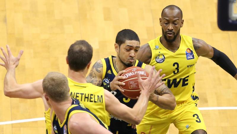 Peyton Siva (2.v.r) zieht gegen Philipp Schwethelm (2.v.l) und William Cummings (r) zum Korb. Peyton Siva (2.v.r) zieht gegen Philipp Schwethelm (2.v.l) und William Cummings (r) zum Korb.