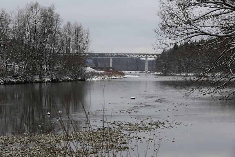 Der Blick zurück auf die eindrucksvolle Großhesseloher Brücke.