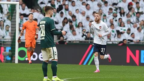 Der Heidenheimer Jan-Niklas Beste (r) jubelt nach seinem Treffer zum zwischenzeitlichen 2:0 in Bremen.