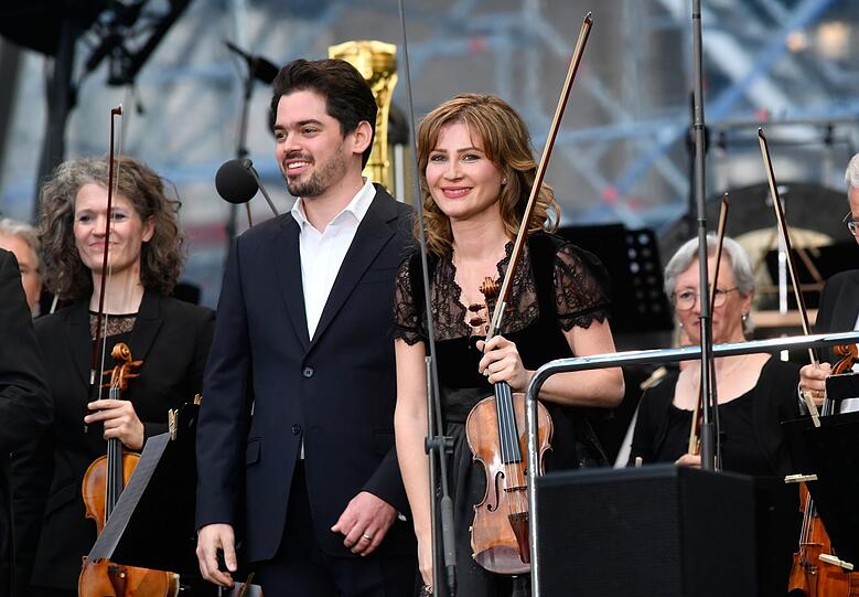 Lahav Shani und die Geigerin Lisa Batiashvili bei „Klassik am Odeonsplatz“ im vergangenen Juli.