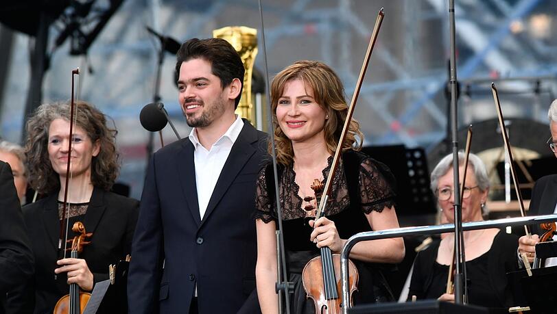 Lahav Shani und die Geigerin Lisa Batiashvili bei „Klassik am Odeonsplatz“ im vergangenen Juli. Lahav Shani und die Geigerin Lisa Batiashvili bei „Klassik am Odeonsplatz“ im vergangenen Juli.