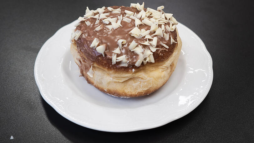 Den Salzkaramellkrapfen gibt's immer mittwochs im Caf&eacute; Kustermann am Goetheplatz.