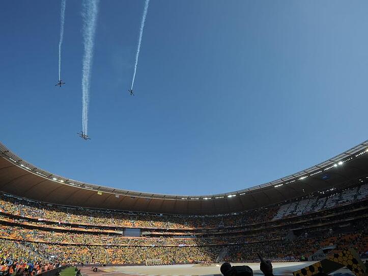 Kampfjets fliegen zu Beginn der WM-Eröffnungsfeier über das Stadion