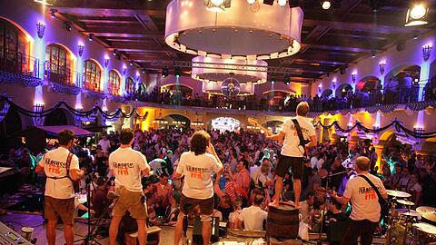 Bis zu 2300 Gäste passen zur Wiesnzeit in den Löwenbräukeller, ein Teil davon in den Festsaal (o.), der von der Band &bdquo;Barfuss&ldquo; bespielt wird.