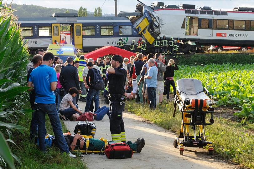 Im Westen der Schweiz sind zwei Regionalzüge frontal zusammengestoßen.