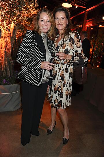Sabina Frohwitter und Renate Hofmann beim mediterranen Abend der Schweizer Naturkosmetikmarke OLIVEDA im Bayerischen Hof.