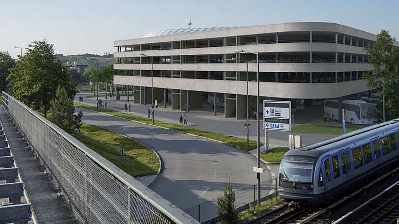 So soll das Bauprojekt an der Allianz Arena nach Fertigstellung aussehen:
Ein neues Parkhaus und eine neue Fußgängerbrücke.