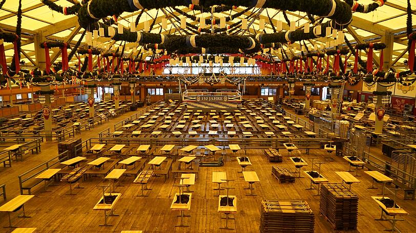 Bereits am Tag nach dem Wiesn-Kehraus haben die Abbau- und Aufräumarbeiten auf dem Oktoberfestgelände begonnen.