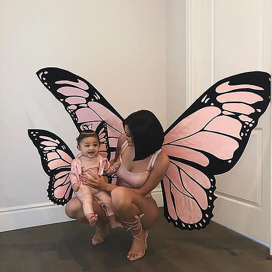 Mehr süß als schaurig: Instagram-Königin Kylie Jenner mit Tochter Stormi (acht Monate), die ihr erstes Halloween feiert.