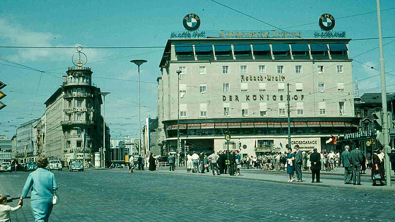 Prächtig: das noch unverbastelte Pini-Haus (links), hinten: der nagelneue Hauptbahnhof und der ehrwürdige Königshof mit Asbach-Werbung.