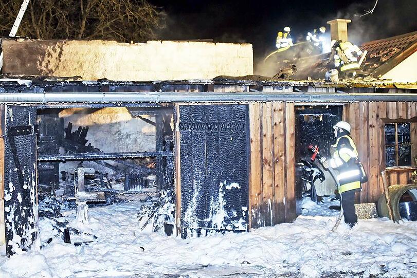 Der Holzschuppen stand komplett in Flammen. Die Bilder vom Einsatz!