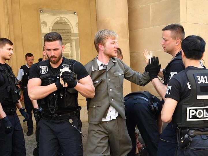 Polizisten führen vor dem Bundesjustizministerium einen Demonstranten der Identitären Bewegung ab.