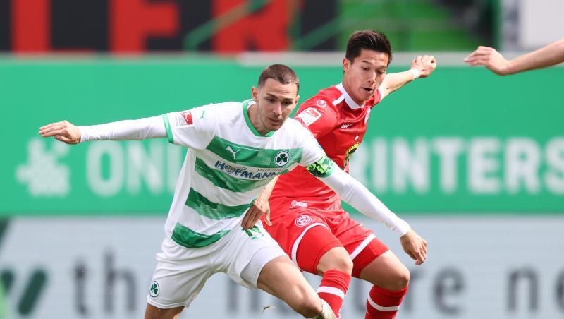 Fürths Branimir Hrgota (l) und Düsseldorfs Shinta Appelkamp kämpfen um den Ball.