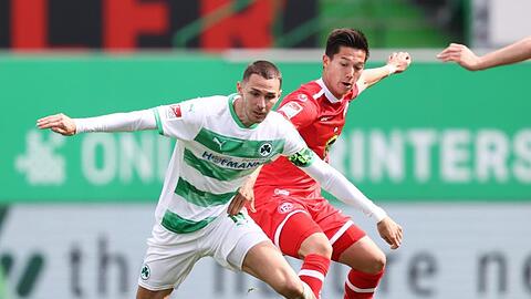Fürths Branimir Hrgota (l) und Düsseldorfs Shinta Appelkamp kämpfen um den Ball.