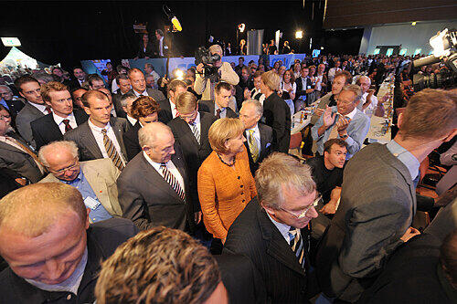 Gedränge beim Auftakt des CSU-Parteitags: Kanzlerin Angela Merkel zog zwischen Ministerpräsident Günther Beckstein und CSU-Chef Erwin Huber in Halle 7A ein.