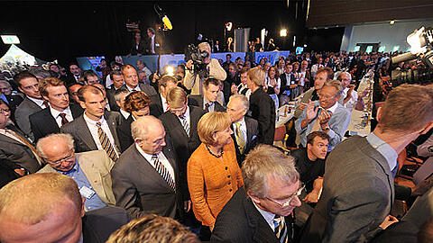 Gedränge beim Auftakt des CSU-Parteitags: Kanzlerin Angela Merkel zog zwischen Ministerpräsident Günther Beckstein und CSU-Chef Erwin Huber in Halle 7A ein.