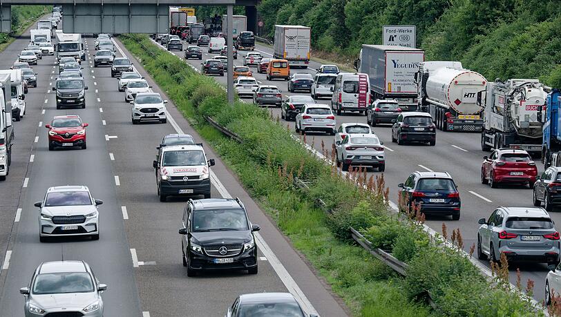 In den kommenden Tagen dürfte es laut ADAC auf den Straßen in Bayern zeitweise wieder sehr voll werden. (Archivbild)