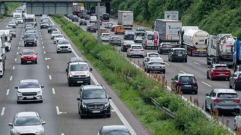 In den kommenden Tagen dürfte es laut ADAC auf den Straßen in Bayern zeitweise wieder sehr voll werden. (Archivbild)