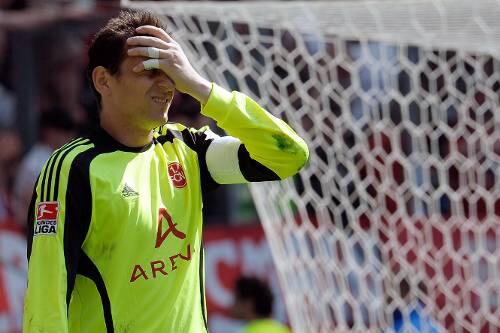 Kann es nicht fassen: Club-Keeper Raphael Schäfer und seine Kollegen sind nach dem 1:2 in Frankfurt wieder aus den Aufstiegsrängen gerutscht.