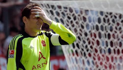 Kann es nicht fassen: Club-Keeper Raphael Schäfer und seine Kollegen sind nach dem 1:2 in Frankfurt wieder aus den Aufstiegsrängen gerutscht. Kann es nicht fassen: Club-Keeper Raphael Schäfer und seine Kollegen sind nach dem 1:2 in Frankfurt wieder aus den Aufstiegsrängen gerutscht.