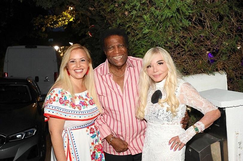 Langjährige Freunde: Schlager-Star Roberto Blanco kommt mit Frau Luzandra (l.) und singt PR-Lady Simone Petrov ein Ständchen zum Hochzeitstag. Langjährige Freunde: Schlager-Star Roberto Blanco kommt mit Frau Luzandra (l.) und singt PR-Lady Simone Petrov ein Ständchen zum Hochzeitstag.