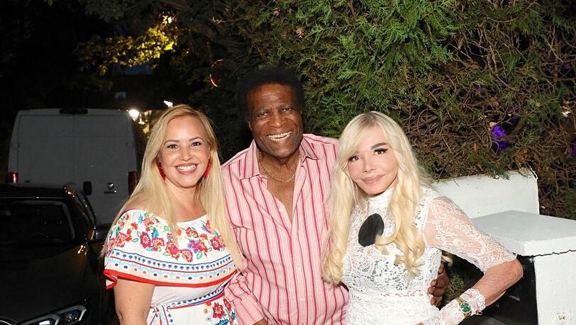 Langjährige Freunde: Schlager-Star Roberto Blanco kommt mit Frau Luzandra (l.) und singt PR-Lady Simone Petrov ein Ständchen zum Hochzeitstag. Langjährige Freunde: Schlager-Star Roberto Blanco kommt mit Frau Luzandra (l.) und singt PR-Lady Simone Petrov ein Ständchen zum Hochzeitstag.