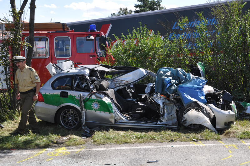 Polizeiwagen kracht in Betonmischer - Die Bilder vom schrecklichen Unfall