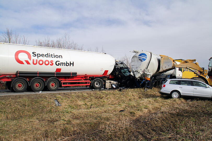 Bilder des dramatischen Verkehrsunfalls mit 4 Sattelzügen.