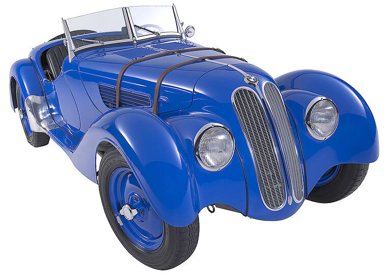 Von Geburt an rasant und erfolgreich: Einen besseren Start als der Roadster 328 kann ein Auto kaum haben. Die erste öffentliche Präsentation des Sportwagens ist gleich ein Sieg. Beim Eifelrennen auf dem Nürburgring im Juni 1936 holt der Fahrer Ernst Henne mit dem neuen Modell auf Anhieb den Klassensieg.