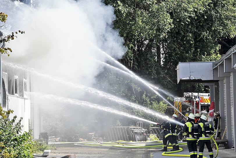 Die Lagerhalle in Markt Indersdorf ist komplett abgebrannt - wie es zu dem Feuer kam, ist aktuell noch unklar. Die Bilder vom Feuerwehreinsatz.