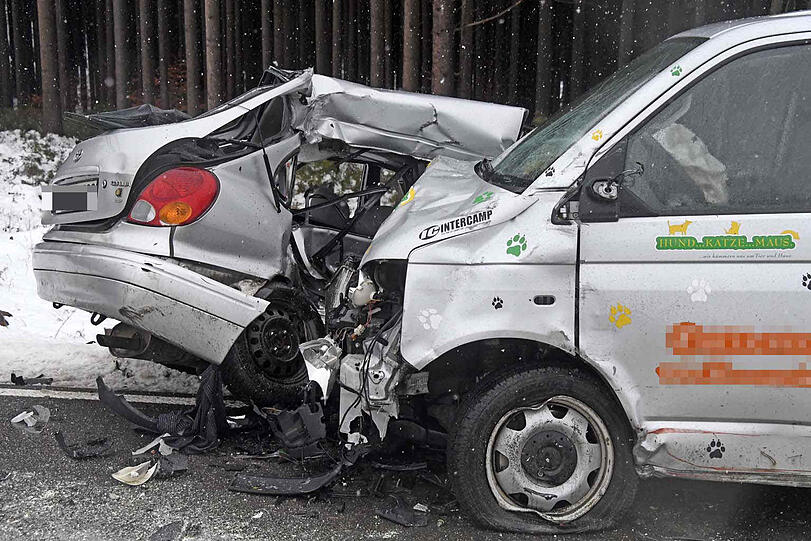 Am Dienstag ist auf der Straße zwischen Glonn und Grafing bei Bruck einen schweren Unfall gegeben: Ein Auto geriet auf die Gegenfahrbahn und wurde dort von einem Kleintransporter gerammt.
