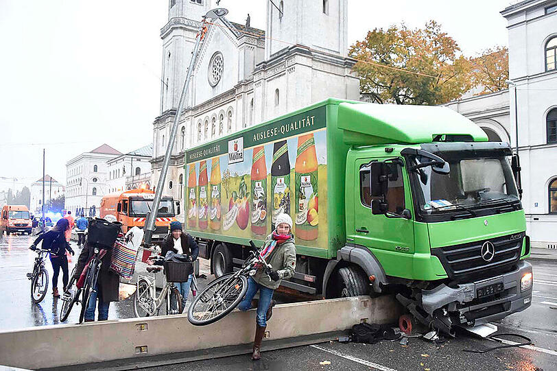 Der Unfall verursachte viel Chaos - aber Fußgänger und Fahradfahrer nahmen es mit Humor.