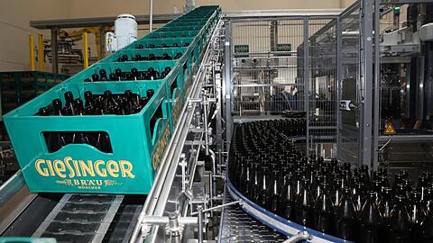 Ab zum Befüllen: die ersten Flaschen Giesinger Bräu in der neuen Anlage.