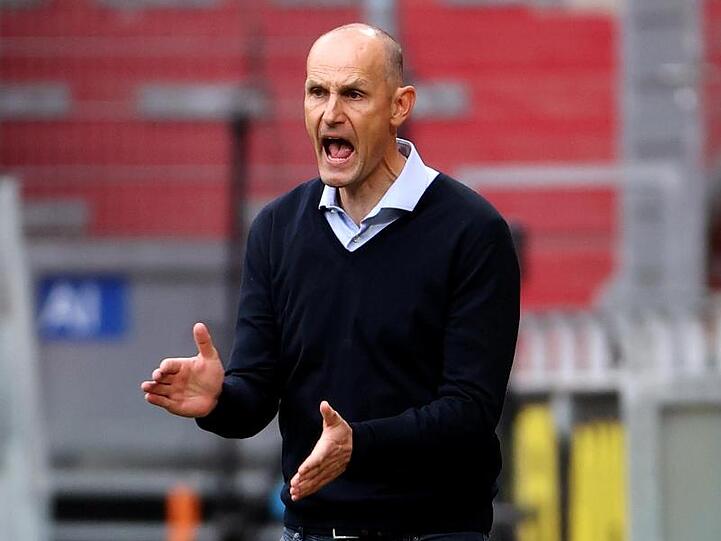 Augsburgs Trainer Heiko Herrlich reagiert an der Seitenlinie. Foto: Kai Pfaffenbach/reuters/Pool/dpa/Archivbild