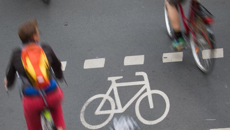 Radfahrer rollen über eine Kreuzung, die entlang eines markierten Radweges verläuft. Foto: Frank Rumpenhorst/Archivbild Radfahrer rollen über eine Kreuzung, die entlang eines markierten Radweges verläuft. Foto: Frank Rumpenhorst/Archivbild