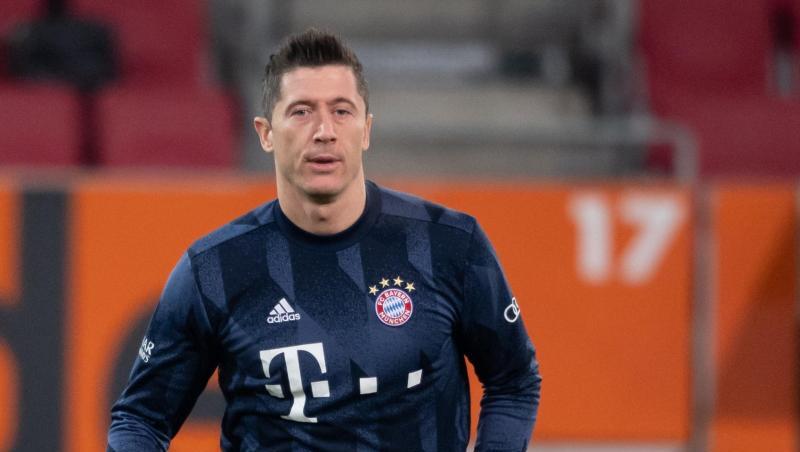 Robert Lewandowski wärmt sich auf.